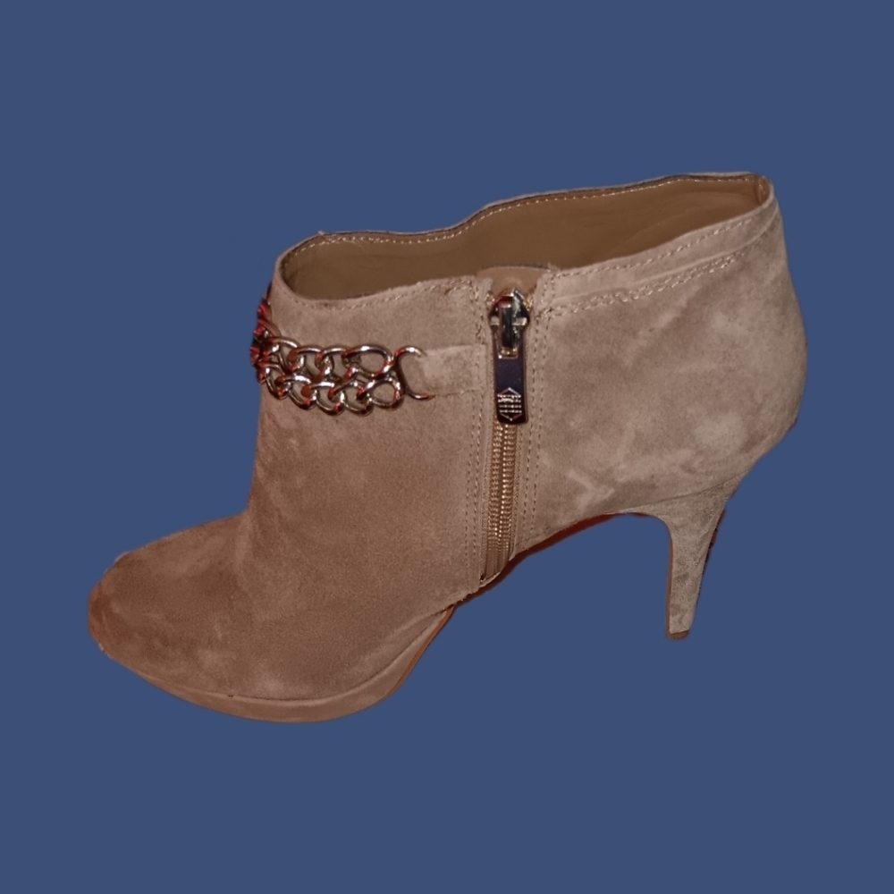 Vince Camuto Chain-Embellished Beige Ankle Boots Size 9.5 - Picture 3 of 3